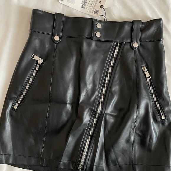 🏴‍☠️ Black leather mini skirt // ZARA size: XS // NEW WITH TAGS 🏷️ - Picture 6 of 7